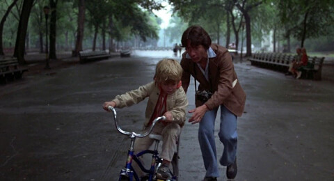 Screenshot Kramer vs. Kramer Ted teaches his son how to ride a bike at The Mall in Central Park >> Columbia Pictures, Stanley Jaffe Productions